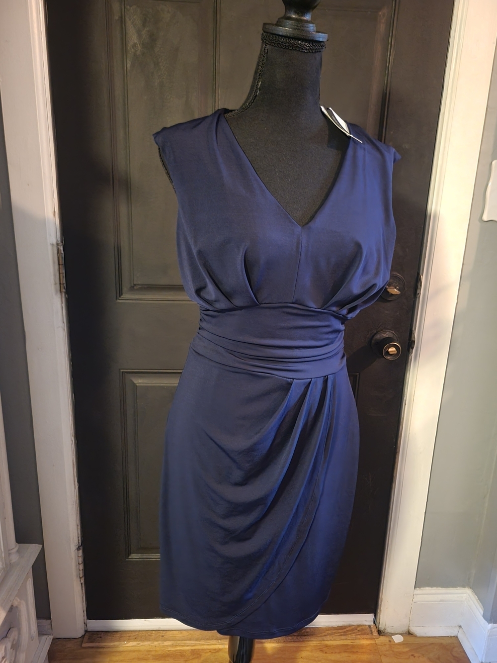 Sleeveless Navy V-Neck Midi Dress with Ruched Waist - Picture 2 of 4